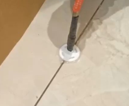 江苏瓷砖空鼓维修公司专业解答瓷砖在铺贴过程中，如果没有涂抹均匀到位的粘结材料（如水泥砂浆或瓷砖胶），可能会导致以下问题