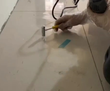 江苏瓷砖开裂维修公司专业分享瓷砖在铺贴前如果没有沥干水分，将会导致以下问题