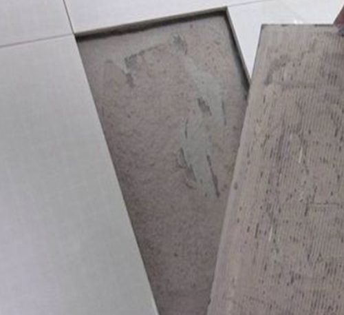 江苏瓷砖空鼓维修公司分享瓷砖铺贴时如果打浆（即涂抹在瓷砖背面和基层上的砂浆或瓷砖胶）过少，会带来以下问题